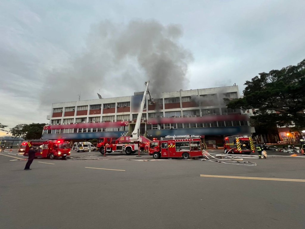 輔大校園失火！5樓建築2樓冒煙起火　火勢已撲滅起火原因待查
