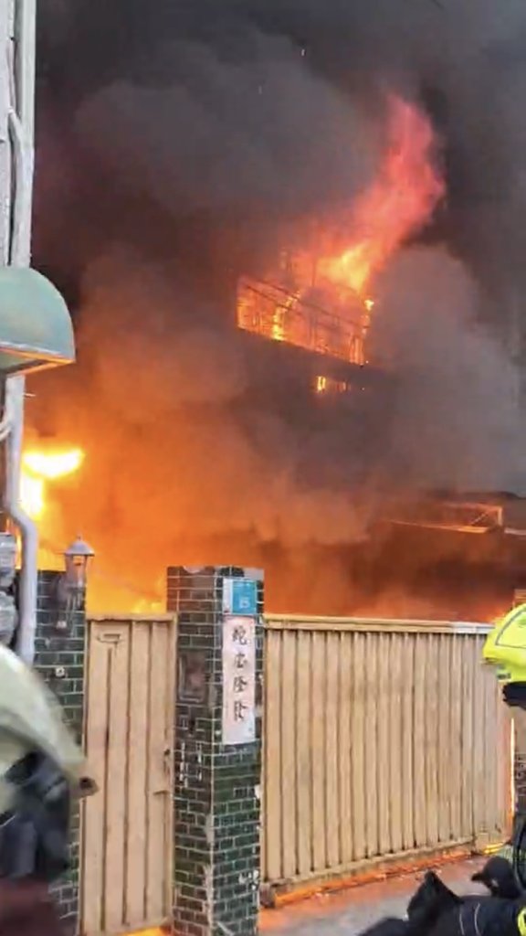 台南東區民宅大火!惡火狂燒…居民驚逃 消防急射水