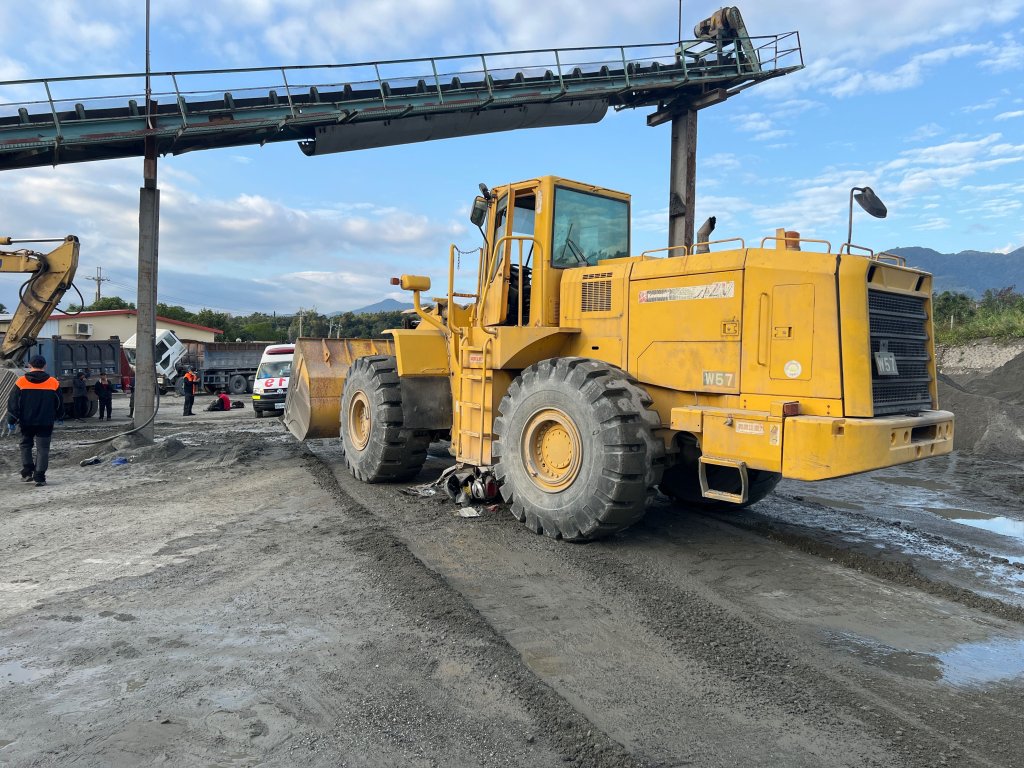 砂石場驚傳死亡意外 台東72歲翁遭大型機具輾壓身亡