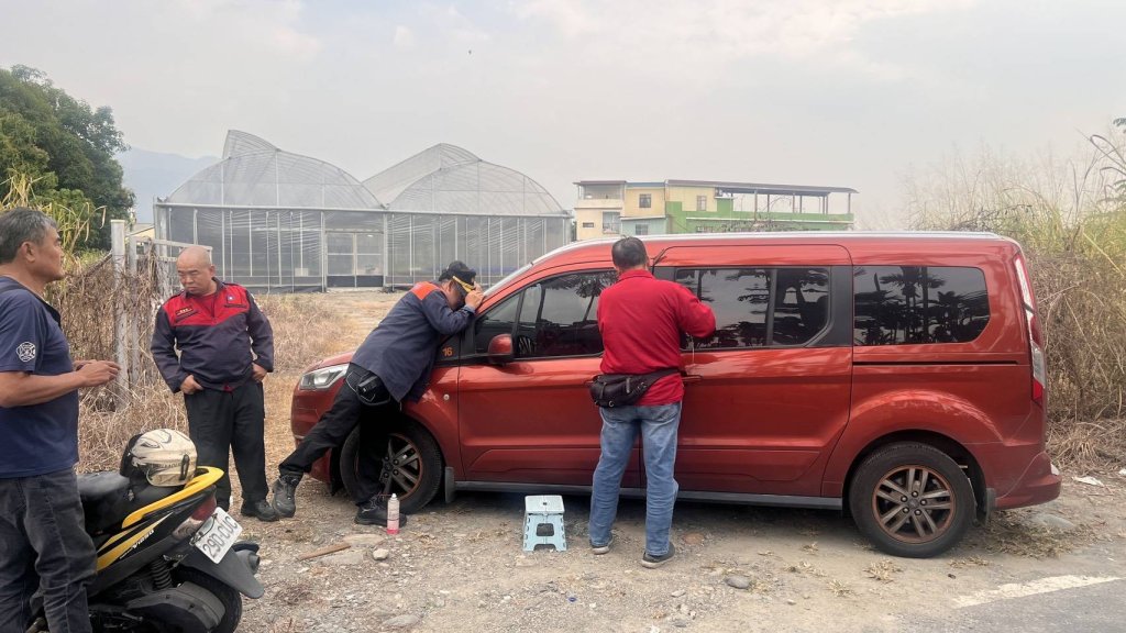 屏東1歲童反鎖受困車內1小時！　消防隊員請鎖匠開門救人