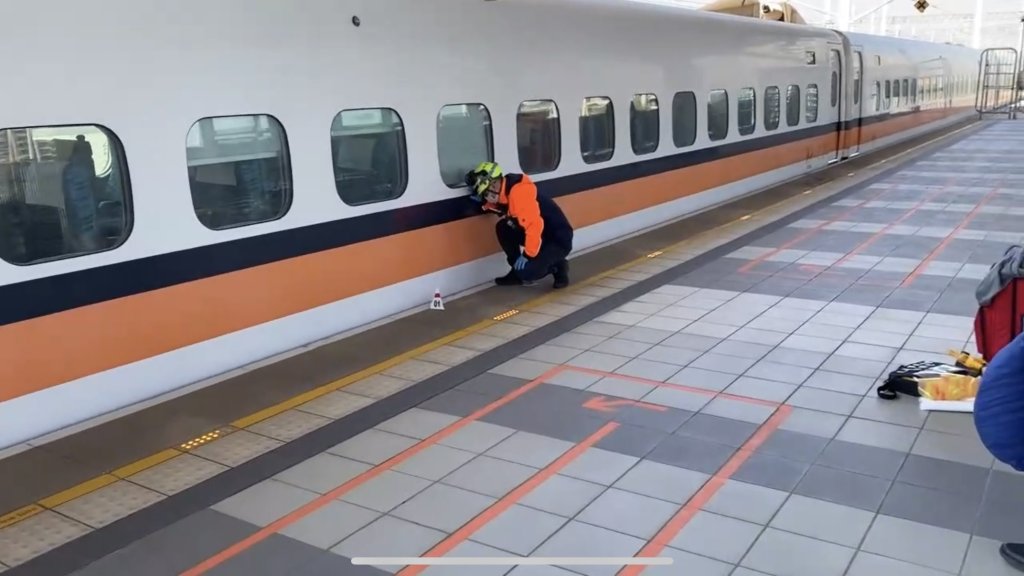 快訊/高鐵台南站落軌!男子慘死鐵軌 列車倒車回站內