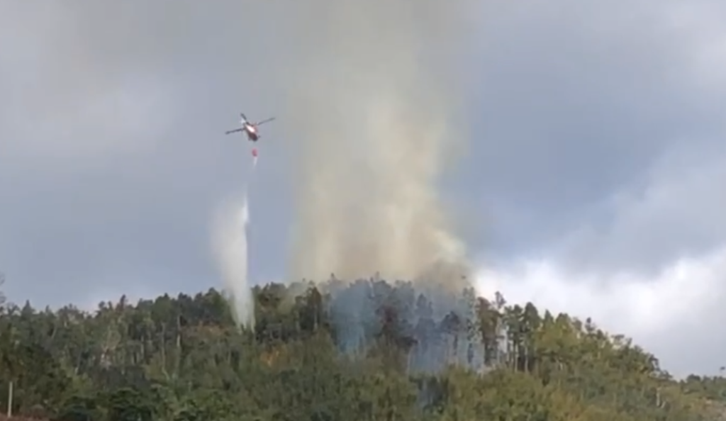 雲林草嶺火燒山逾1天！　空勤直升機支援灑水滅火
