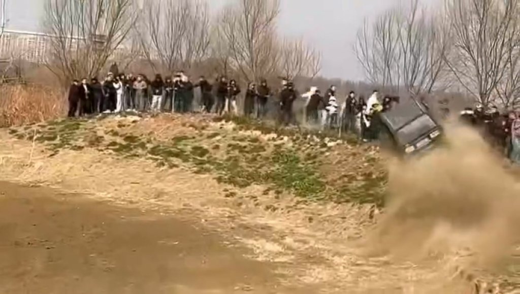 影/越野賽驚悚意外!陸52歲車手「失控衝向圍觀人群」 慘釀14人受傷送醫