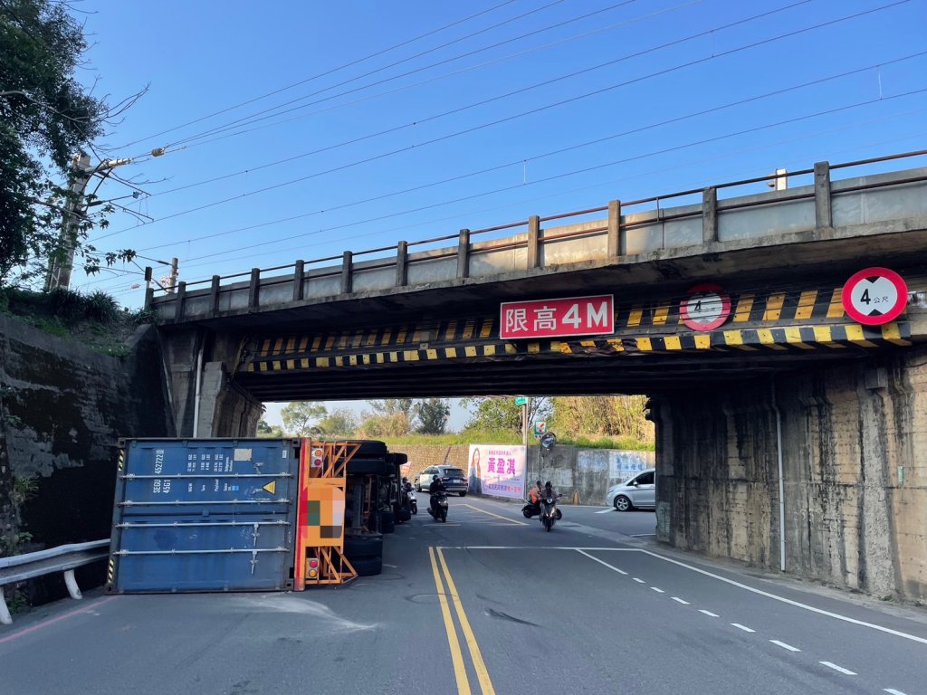 楊梅涵洞又吃掉貨櫃!4米限高視而不見 曳引車翻覆釀回堵
