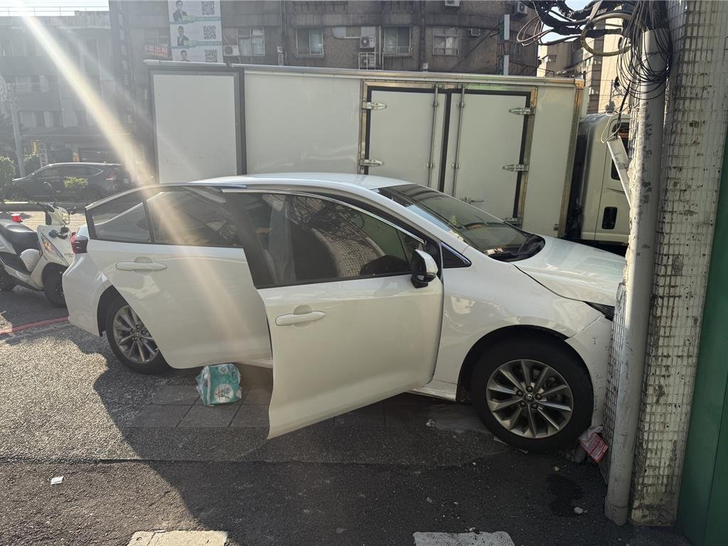 捷運七張站外驚魂!男面交300萬突「覺醒」抵抗 詐團自撞樑柱棄車逃命