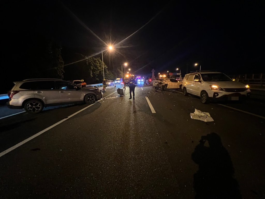 國5南下雪隧外3車相撞! 車流一度回堵5公里