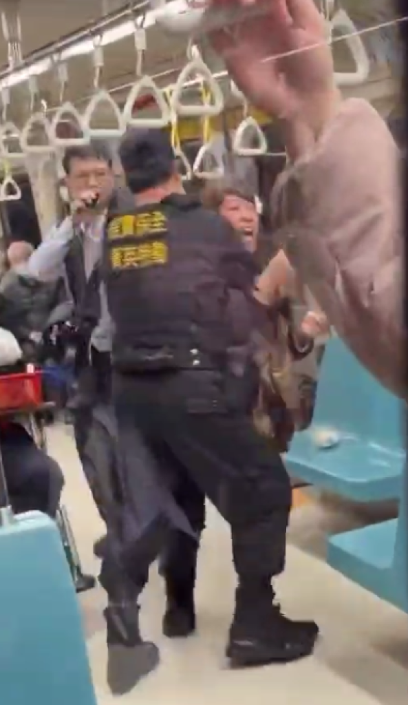北捷又出狀況!婦人情緒失控咆哮 車廂內遭壓制帶離