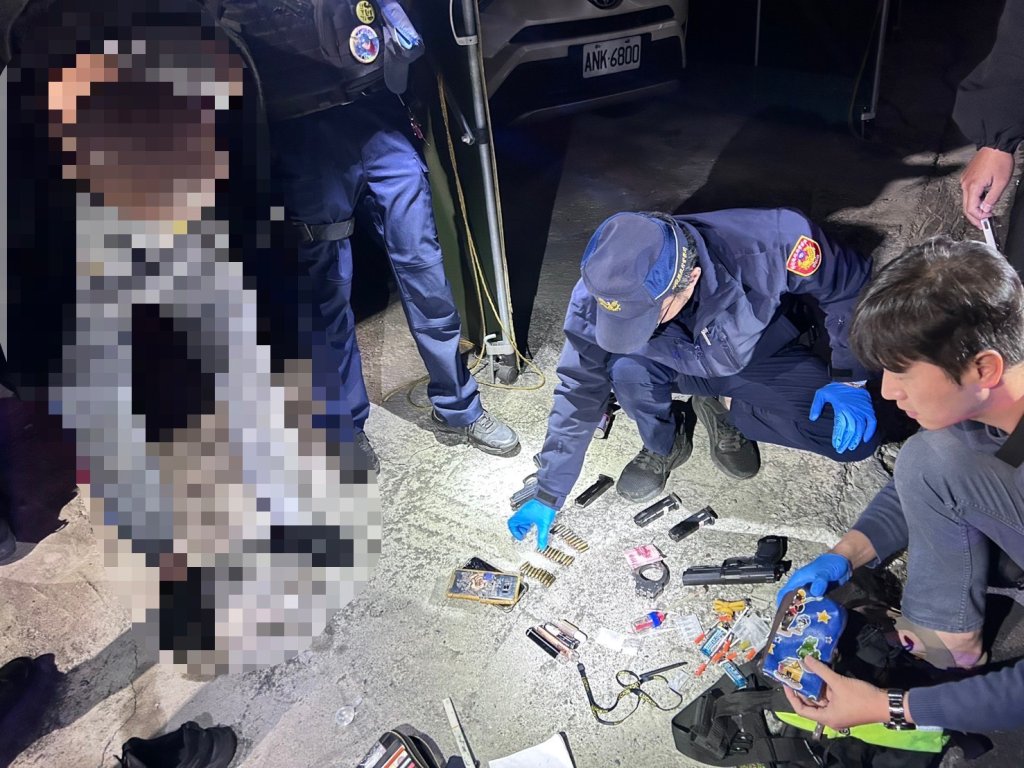 影/像拍警匪片!南投警噴辣椒水追通緝毒犯 工業區搜出槍毒嚇壞居民