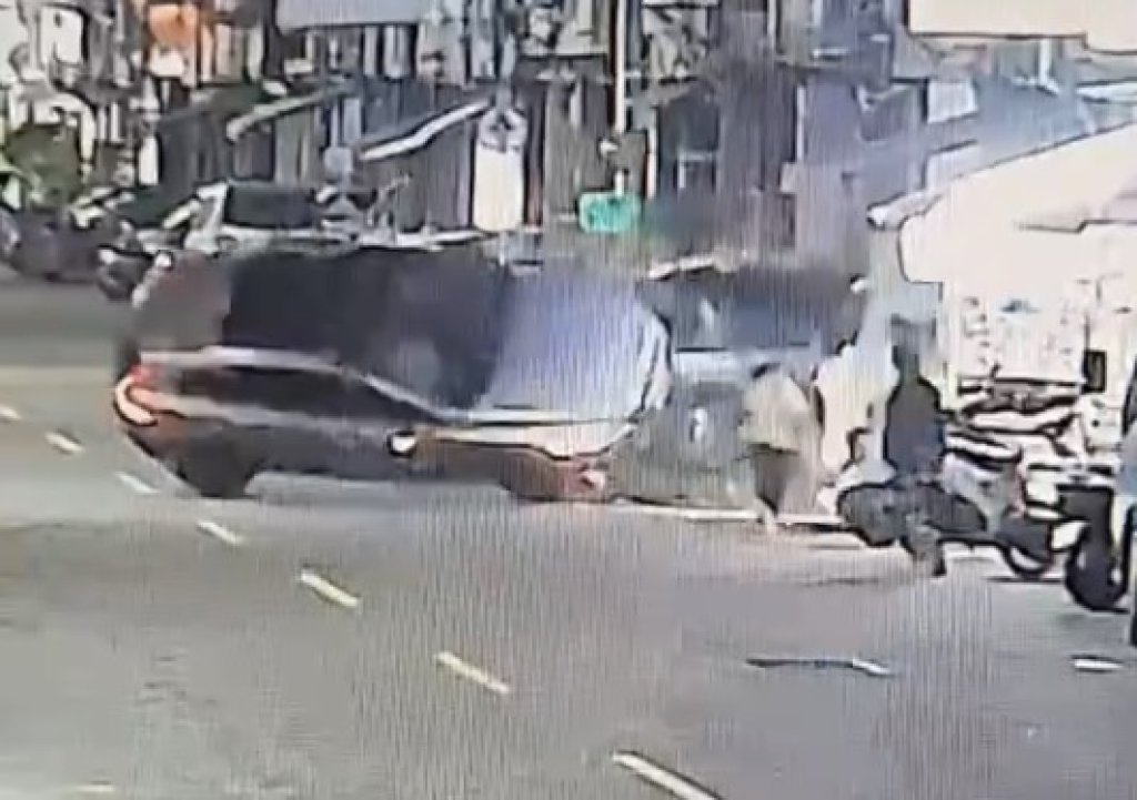 影／差點人生登出！高雄毒駕自撞翻車「1女2童險遭波及」
