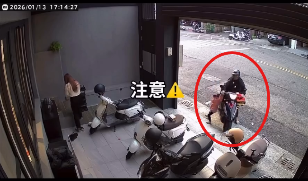 影／騎車載娃忘熄火釀悲劇！小手一抓油門瞬間暴衝-監視器全都錄