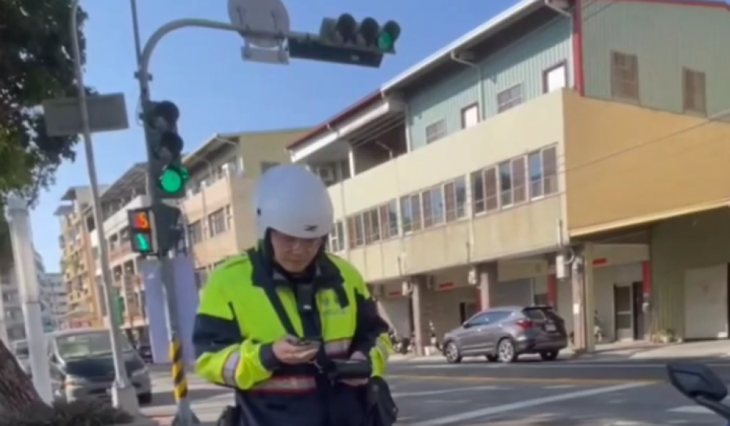 遭民眾狂噴「死要錢」、「搶業績」 台中警員淡定開罰單
