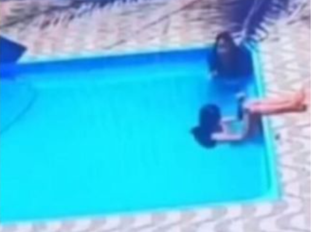 影／驚悚一幕！巴西11歲女童泳池玩「長髮遭排水口吸住」　困水底15分鐘溺斃