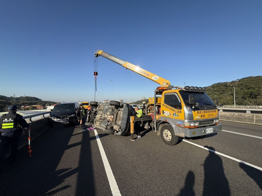 恍神肇事!五楊高架休旅車連撞兩車翻覆 女駕駛受傷送醫