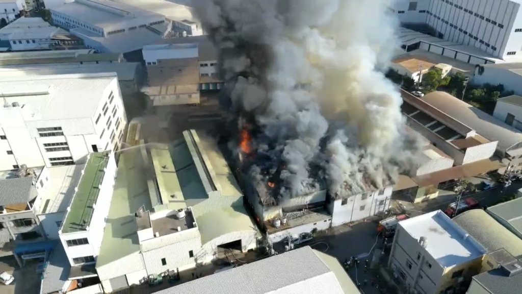 新/台南安南工廠火警!烈火濃煙狂竄…波及隔壁 消防射水搶救