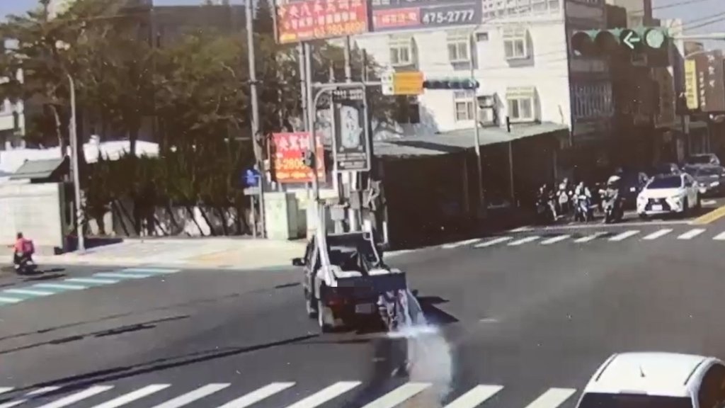 中壢貨車一路漏油300公尺! 警調監視器以車追人開罰