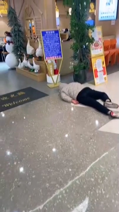 影／離職後的復仇！陸大媽餐廳門口連躺4天索賠　店家營業額下降無奈立牌「請勿觸碰」