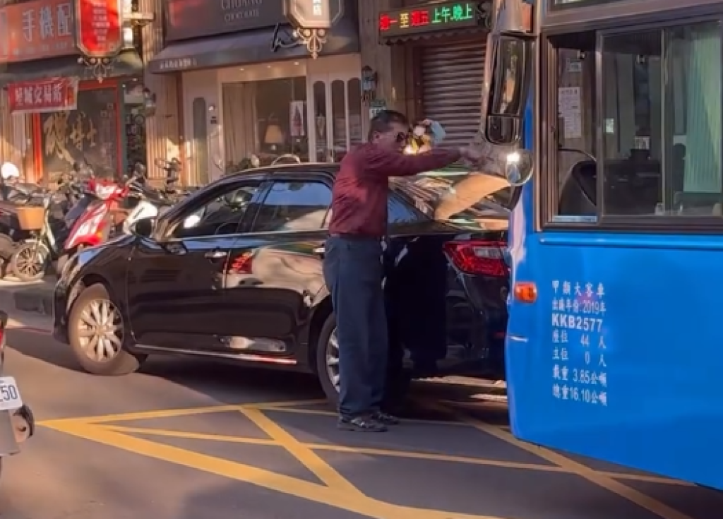 影/林口路霸!轎車占用車道被扒 駕駛下車「要客運後退」嗆要檢舉司機