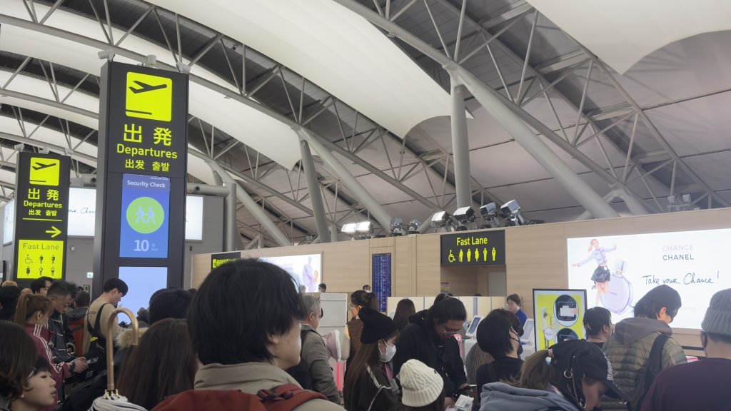 快訊／直擊／日本關西機場大亂！不明原因安檢全暫停-大批旅客全塞安檢門