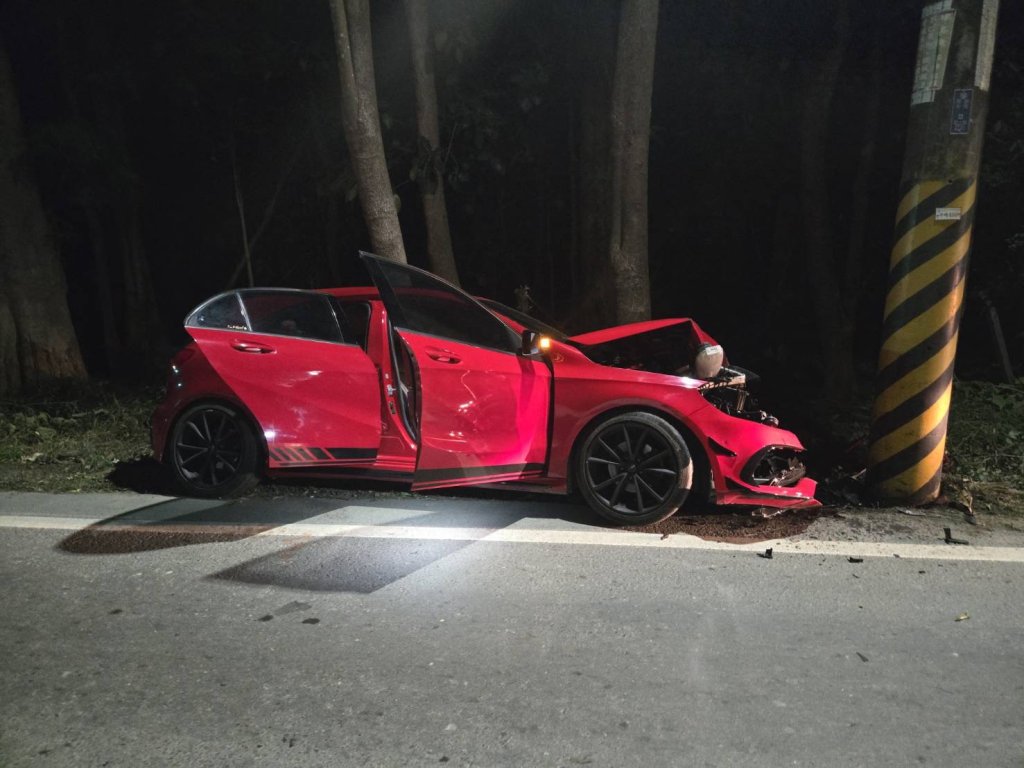 影/凌晨自撞電桿人卻走了 橋頭通燕路事故 女駕駛去向成謎