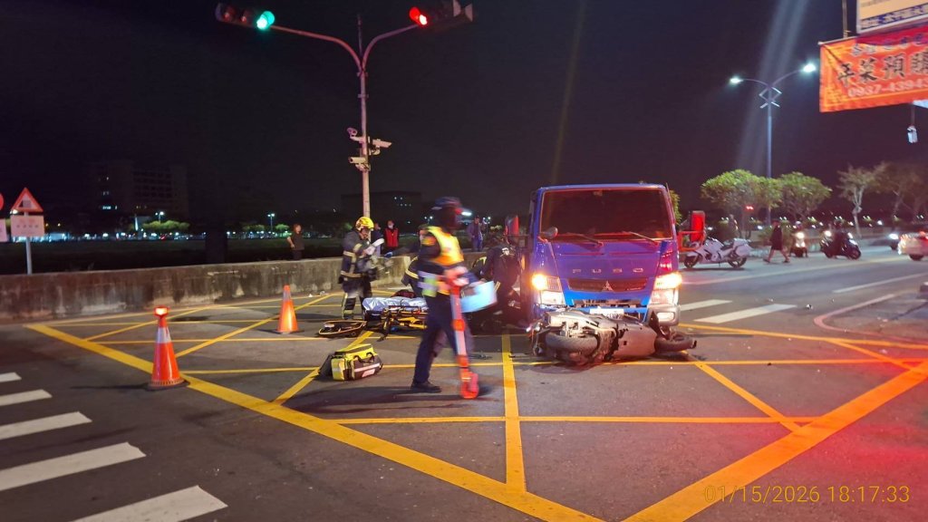 影/下班尖峰一聲撞擊 大里路口左轉撞直行 騎士噴飛送醫