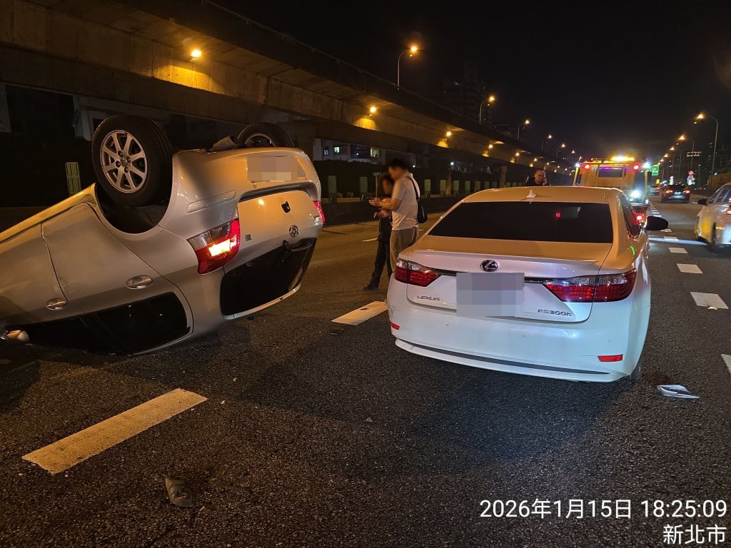 國道汐止段5車連環撞翻車 疑23歲男鬼切釀禍