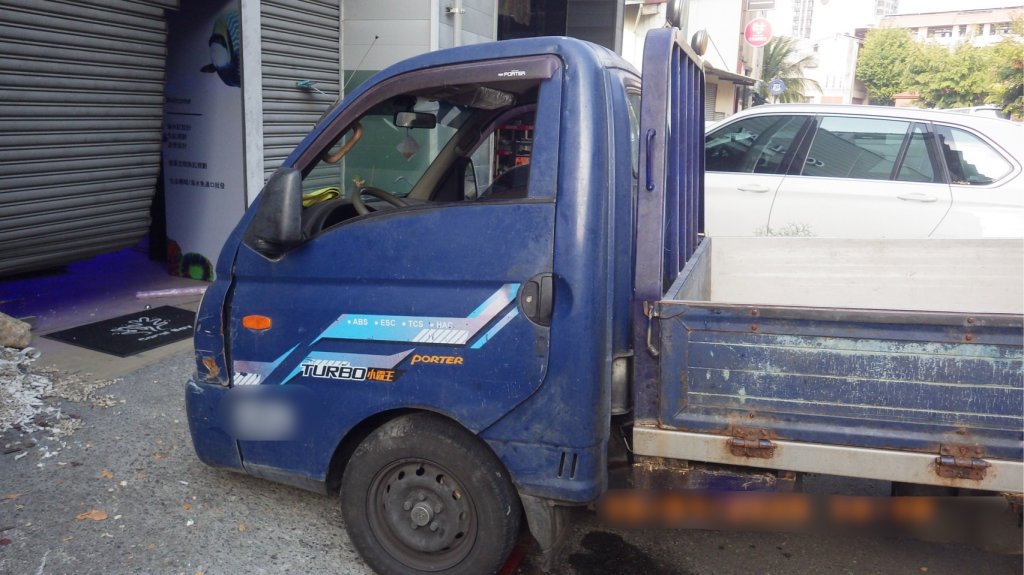 瞬間破門！「小貨車暴衝」撞水族館鐵捲門-大片玻璃碎一地