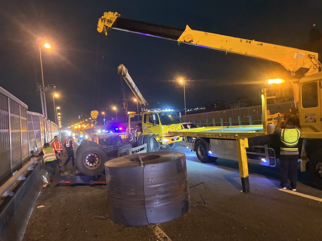 國道10號驚魂夜!聯結車故障鐵圈掉滿地 板車撞護欄側翻