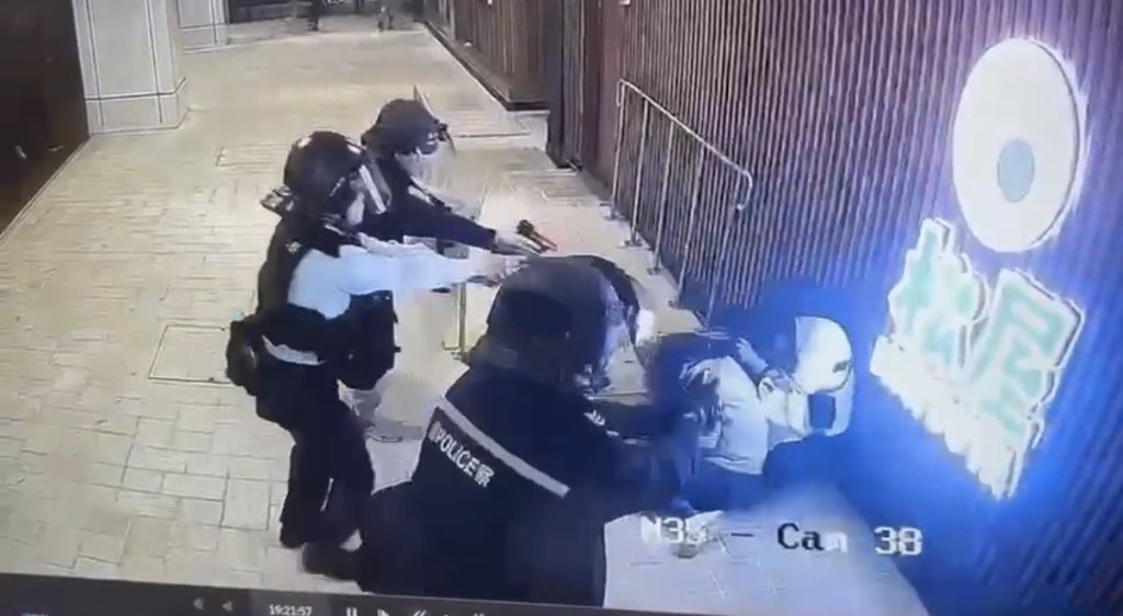 香港屯門商場驚傳挾持案!男持牛肉刀狹持人質「警開槍擊斃」