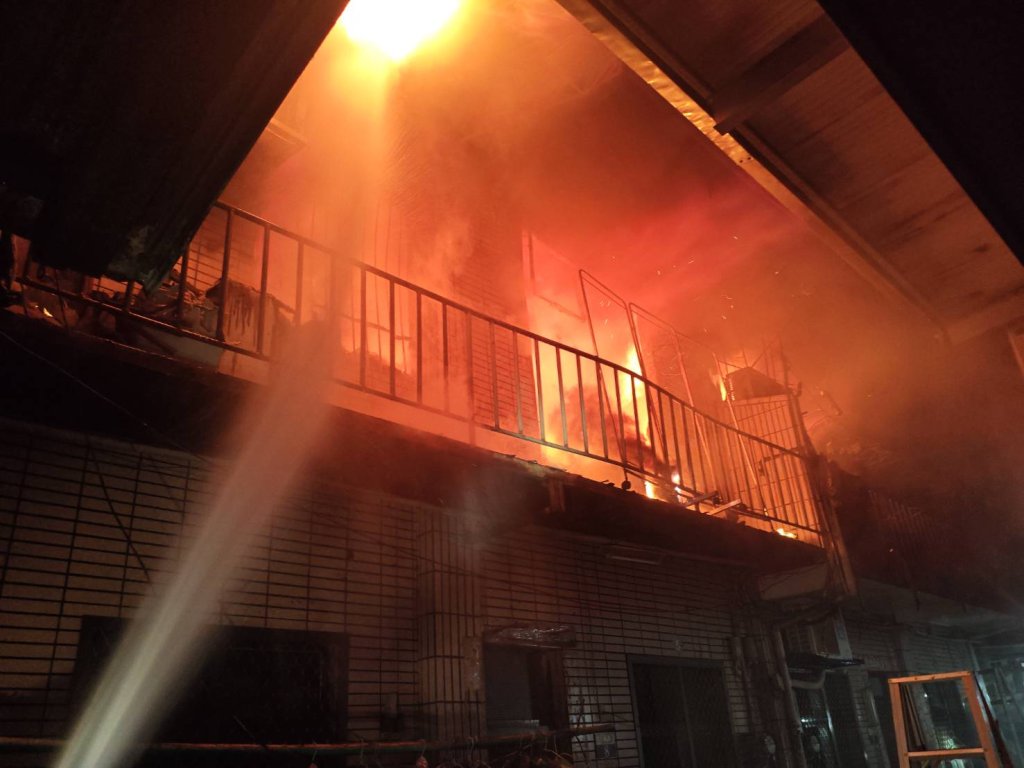 烏日深夜住宅火警釀1死 12戶受燒、燃燒面積360平方公尺