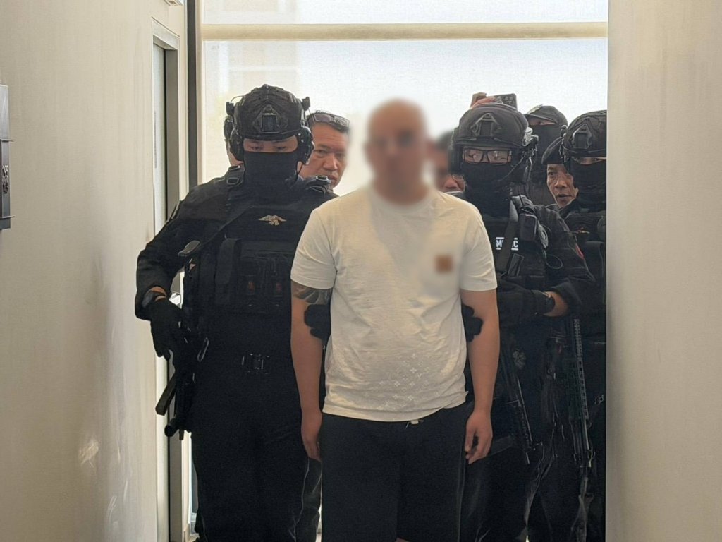 影／台灣通緝犯泰國落網！27歲男「地毯藏毒」跨國販售　曾將10公斤海洛因從寮國走私至台灣