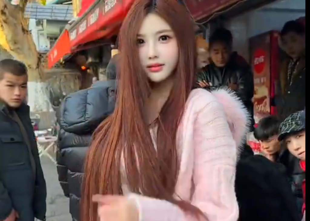 影／女網紅拍片濾鏡開太大！一旁大叔變少年引熱議　網友酸：返老還童之術