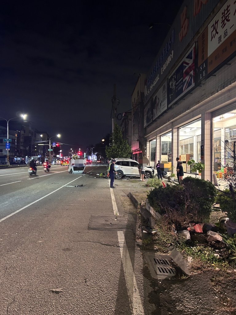 看導航出事了！轎車失控「連撞帶翻」毀路邊1車