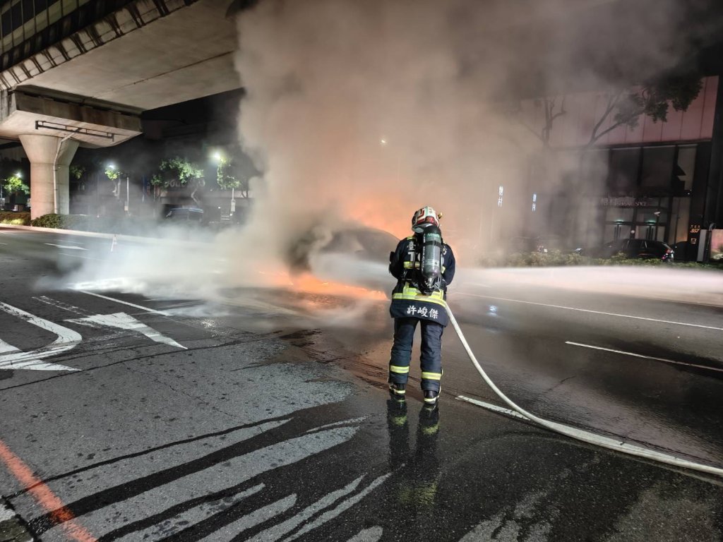 台中深夜自小客車火警　消防迅速撲滅幸無人傷亡