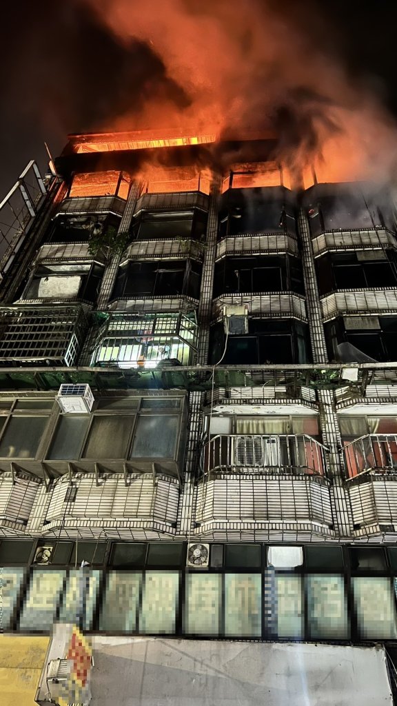 深夜火舌竄燒！桃園和平路華廈「5至8樓」陷火海