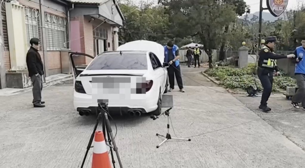 一踩油門全街都聽見！300萬白色賓士聲浪飆破123分貝　大溪警直接攔下開罰