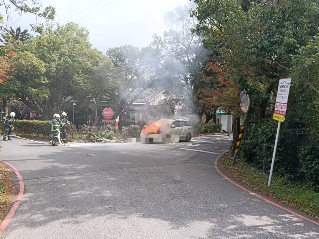 陽明山驚見火燒車！51歲女駕駛聞到異味秒逃生-愛車瞬間成火球
