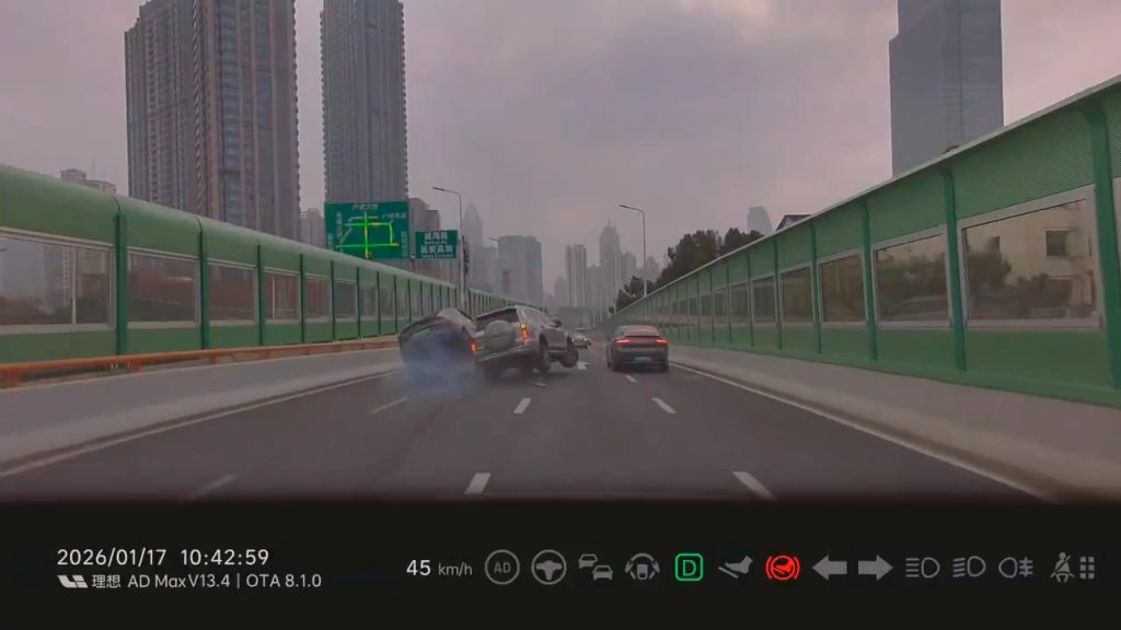 影／上海高架橋行車糾紛！「特斯拉-vs-坦克300」終極對決　側翻慘狀全被錄