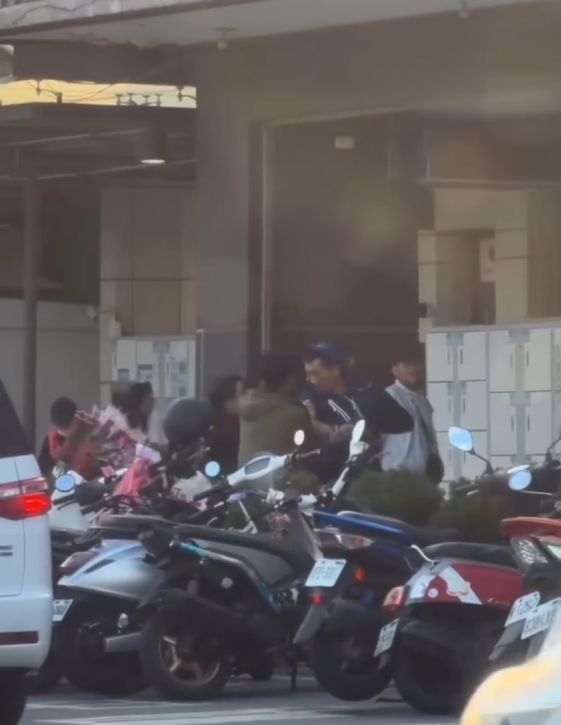 影/彰化火車站驚傳持刀亮刀！男子勒脖移工遭制伏送辦