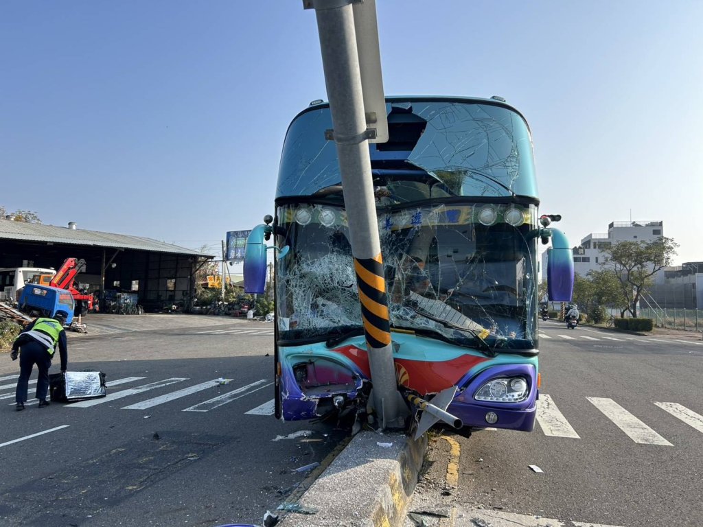 台南交通車撞機車後「再衝分隔島」！車頭全毀撞斷號誌桿　10多員工嚇壞2人送醫