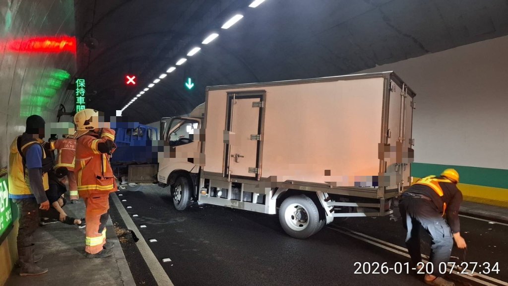 國5彭山隧道事故！貨車故障停車道遭後方追撞　駕駛一度昏迷