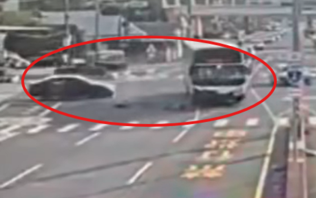 影/彰化轎車左轉挨客運撞旋轉180度-車身凹爛保險桿噴飛