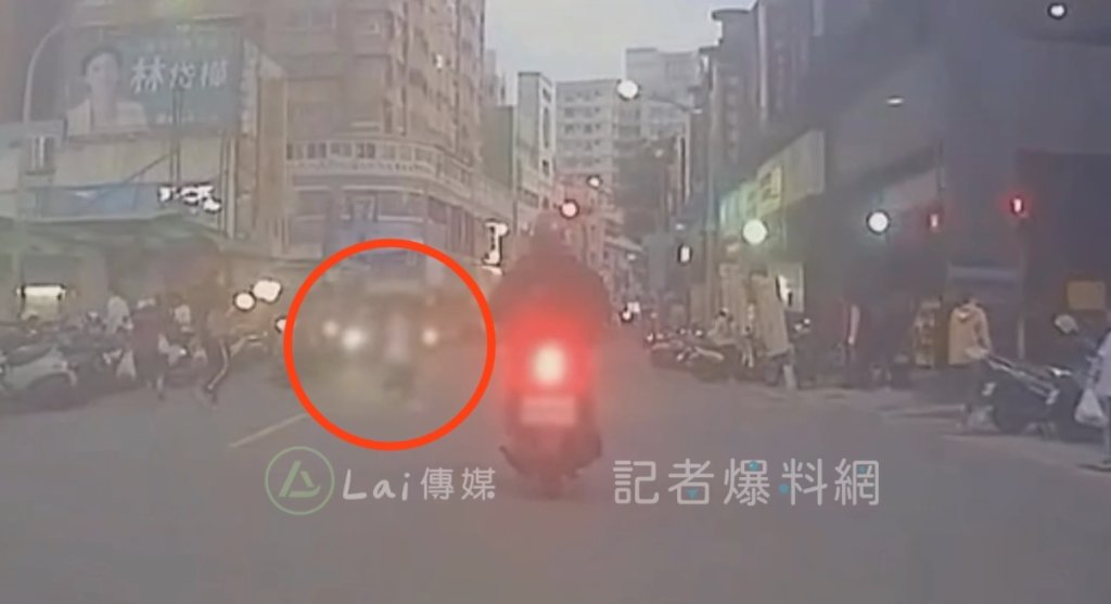 獨／女童「衝過馬路」險挨撞！後方家長「走自己的」　恐吃千元罰單