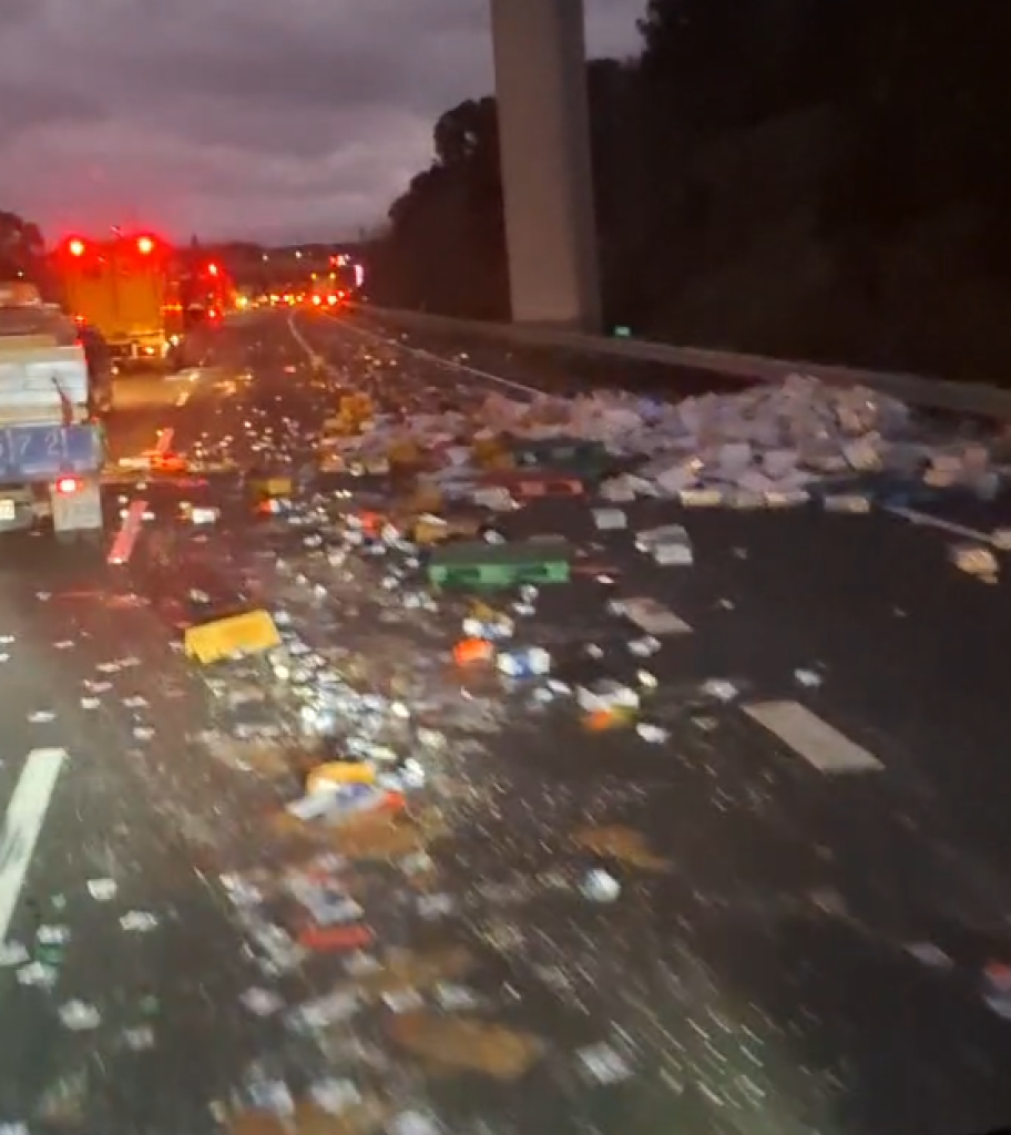 閃動物屍體釀禍！國道３號聯結車追撞自小客車　貨物散落一地