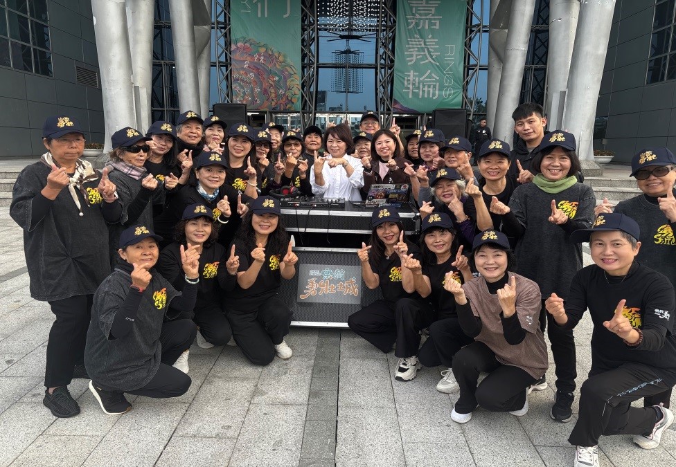 樂齡勇壯城再創新　黃敏惠與200位勇壯族大跳街舞拍mv