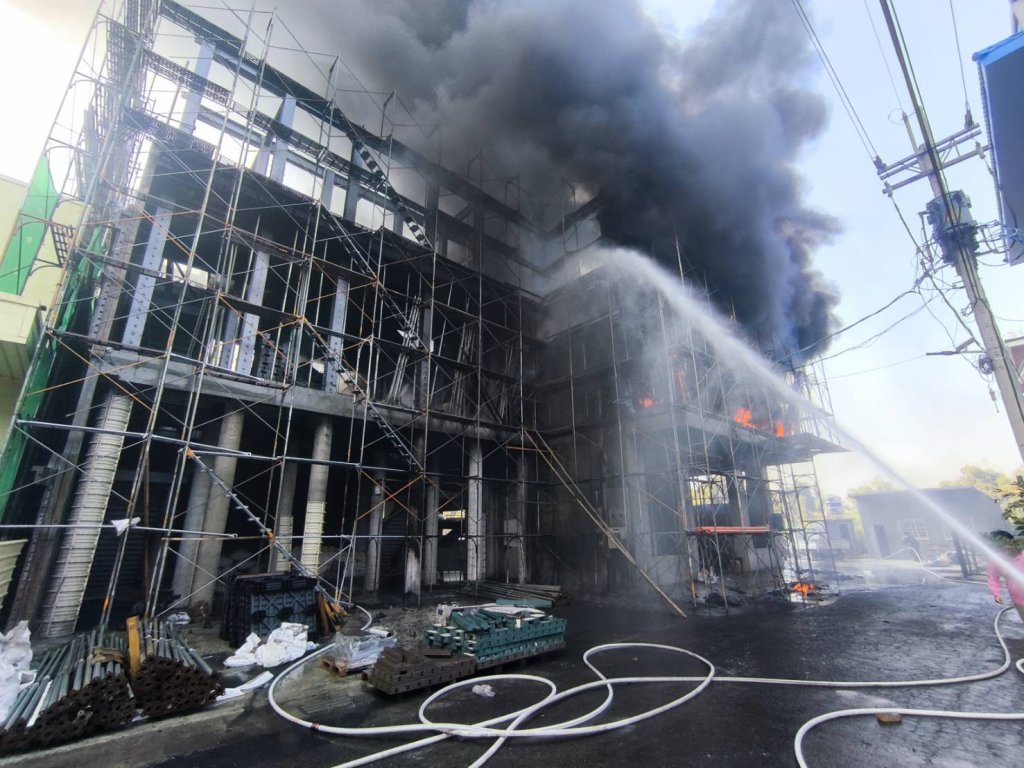 火燒新建中佛堂！高雄工地一早祝融　「觀音山鬼樓」就在旁邊