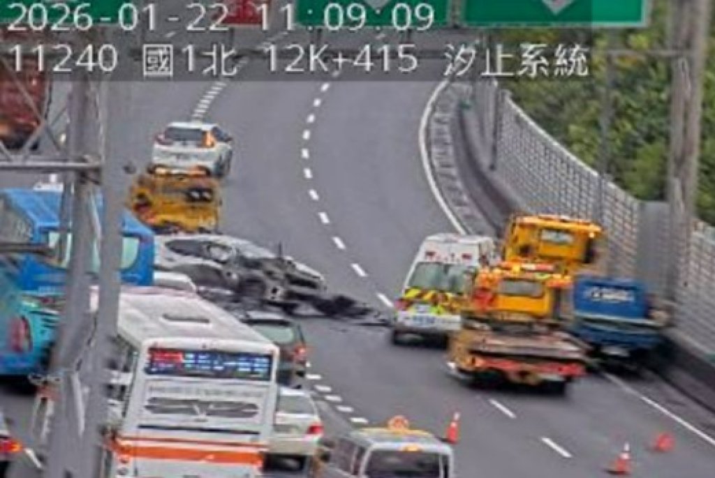 車故障下車查看遭追撞！-　國道1號汐止路段事故1人受傷