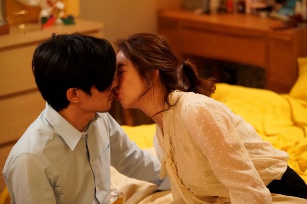 姚淳耀緊貼郭書瑤「起生理反應」!下面一大包畫面曝光