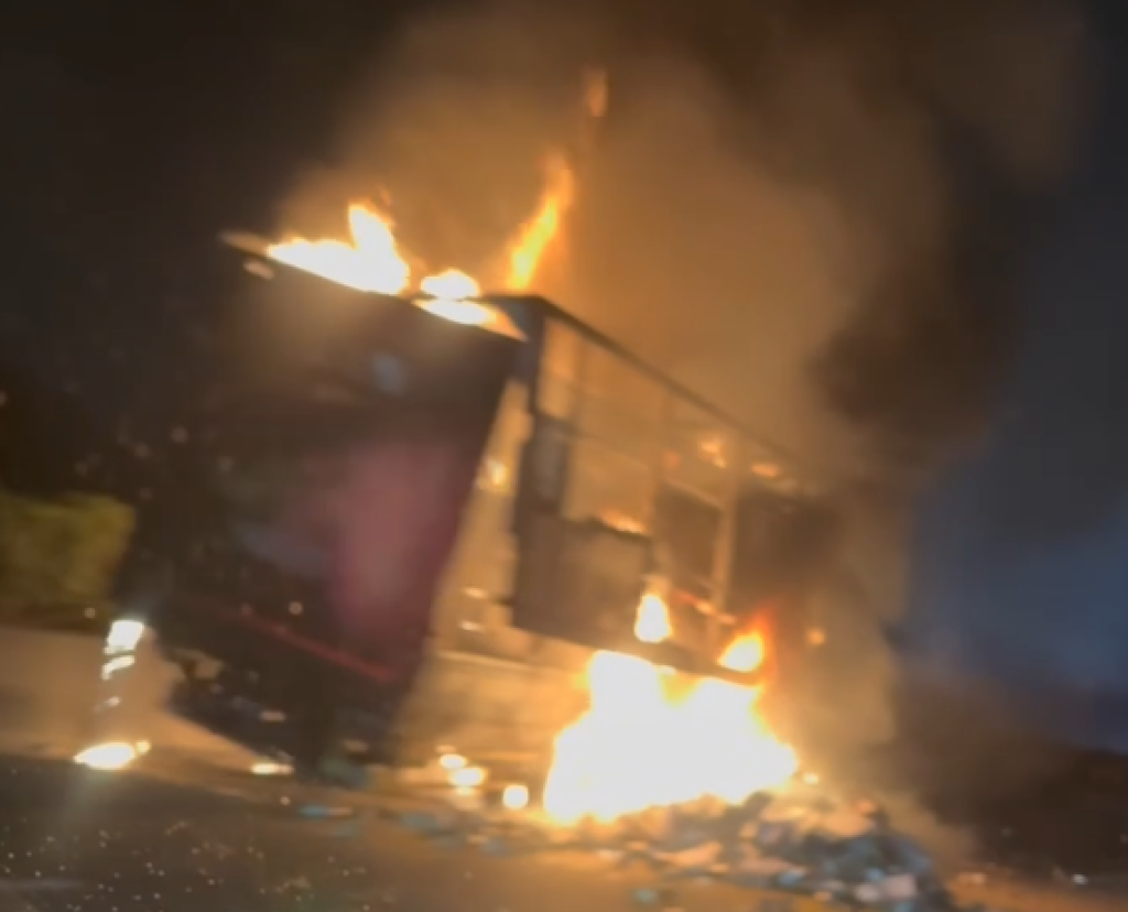 國道1號火燒車！　南下寶山路段內側車道貨車全面燃燒