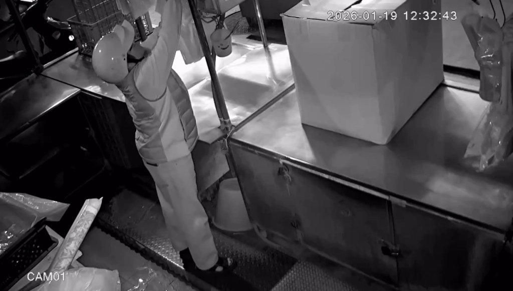 獨/市場大盜「接力偷」!高雄兵仔市場一月2竊案 同攤連袋子都被拿走