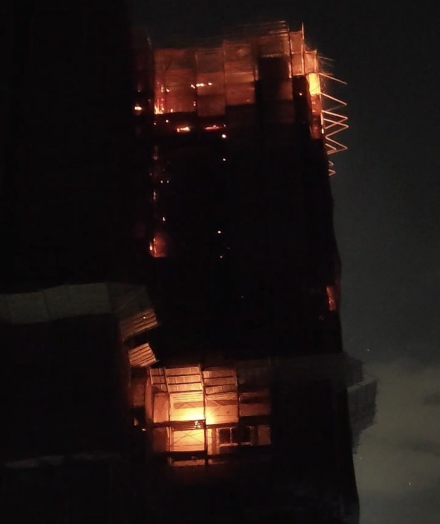 快訊/搶救困難!高雄豪宅新建案「火勢延燒」 警消再增派6分隊